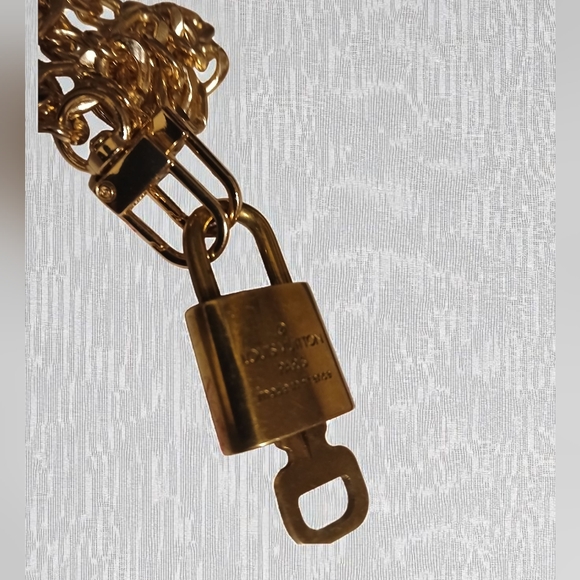 Louis Vuitton Gold Padlock #307 with Key & Unbranded Gold Tone Chain Included - Picture 4 of 15